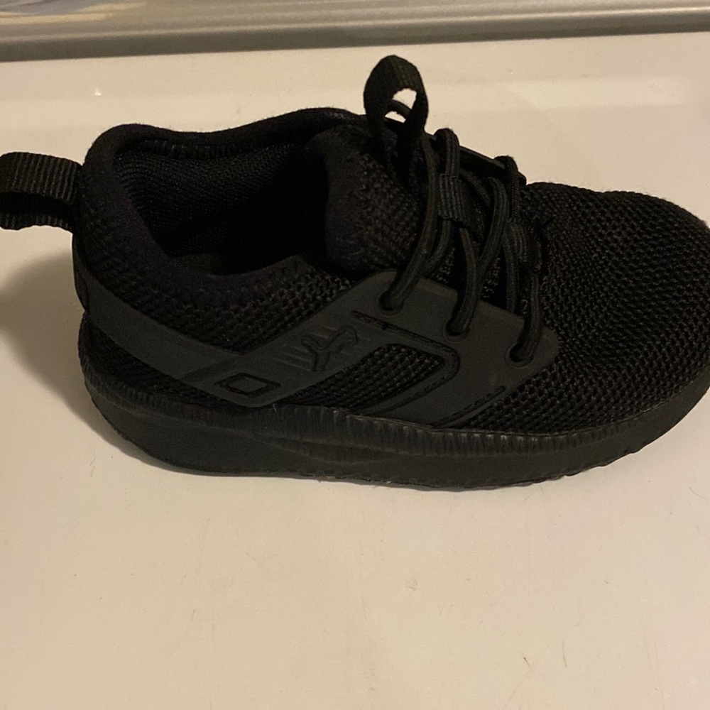 Puma toddler sneakers sz 6 black worn twice
